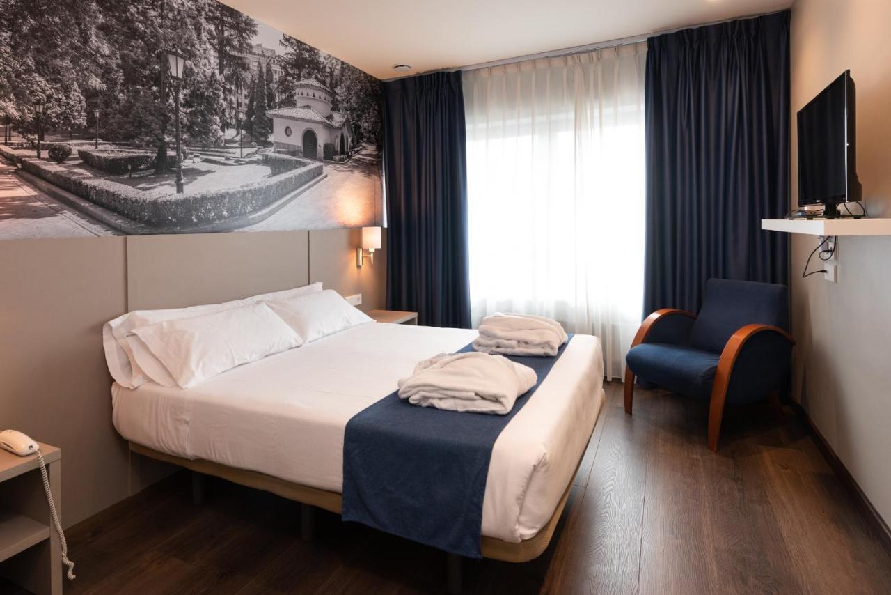 Aparthotel Campus Oviedo Exteriör bild