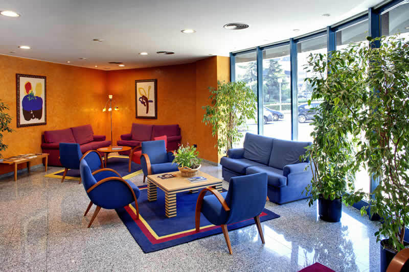 Aparthotel Campus Oviedo Exteriör bild