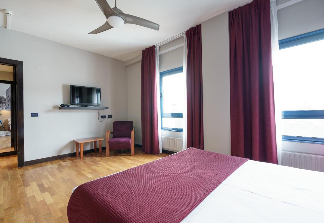 Aparthotel Campus Oviedo Exteriör bild