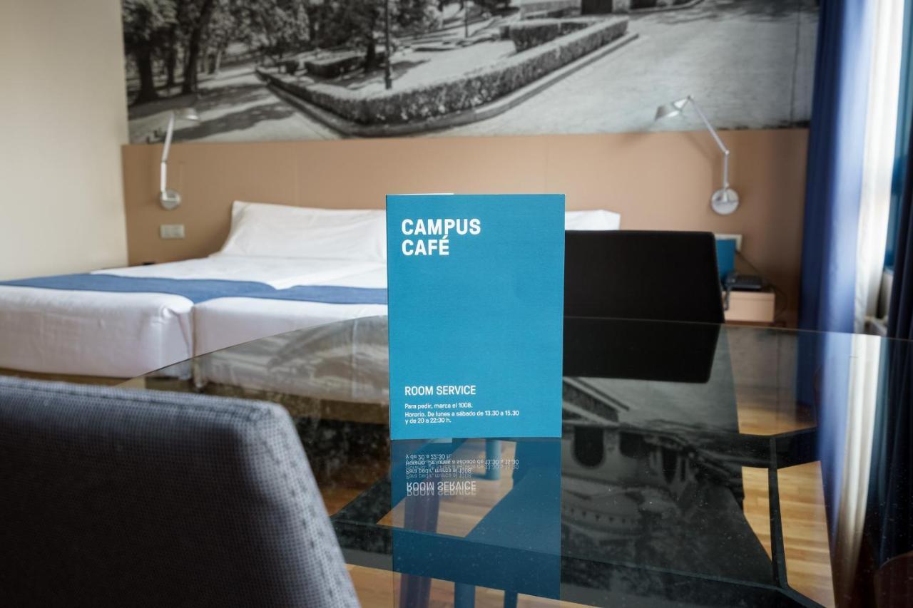 Aparthotel Campus Oviedo Exteriör bild