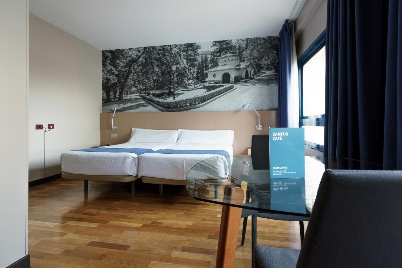 Aparthotel Campus Oviedo Exteriör bild